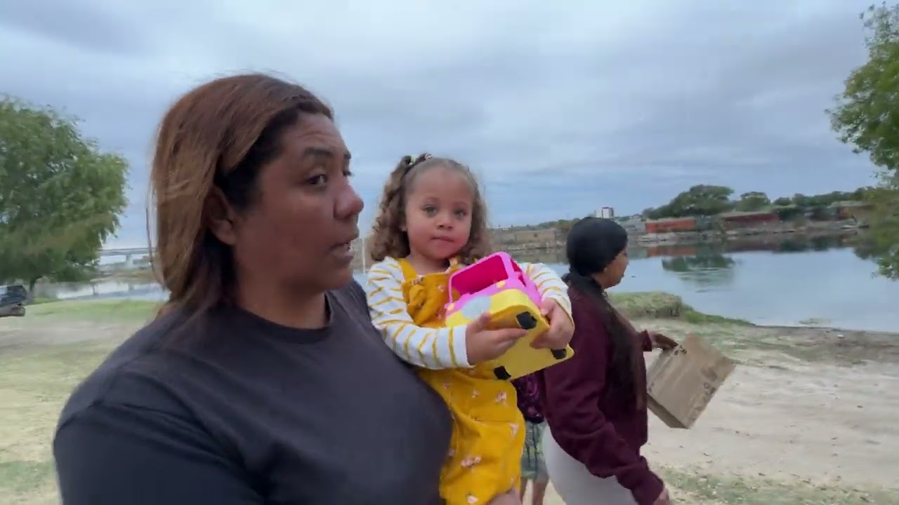 #migrantes CRUZAN EL RIO al caer la noche ORIENTADOS POR COYOTES CON MUCHA PRECISIÓN