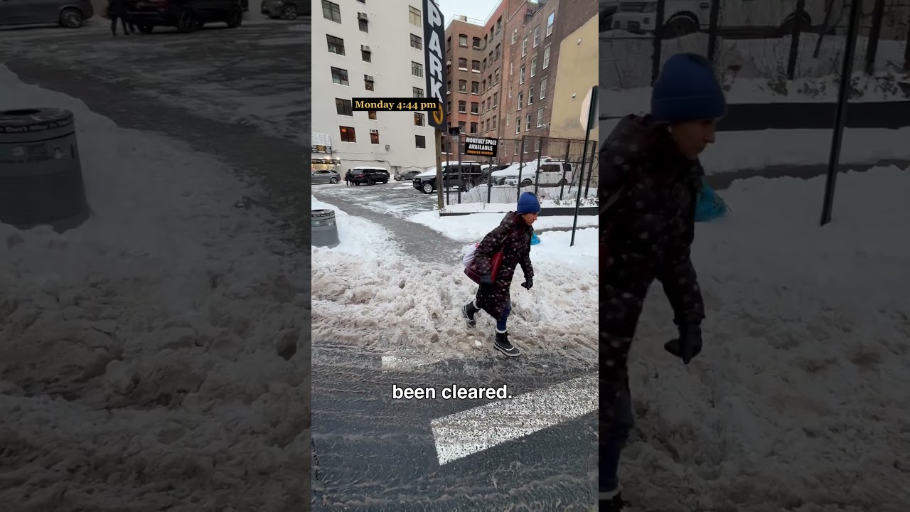 В Нью-Йорке пешеходные переходы и автобусные остановки по-прежнему заблокированы снегом #снежнаяб...