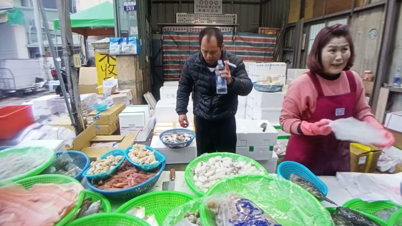 整條街都擠過來！阿源海鮮便宜到客人用搶的！  阿源海鮮拍賣@台中大雅市場