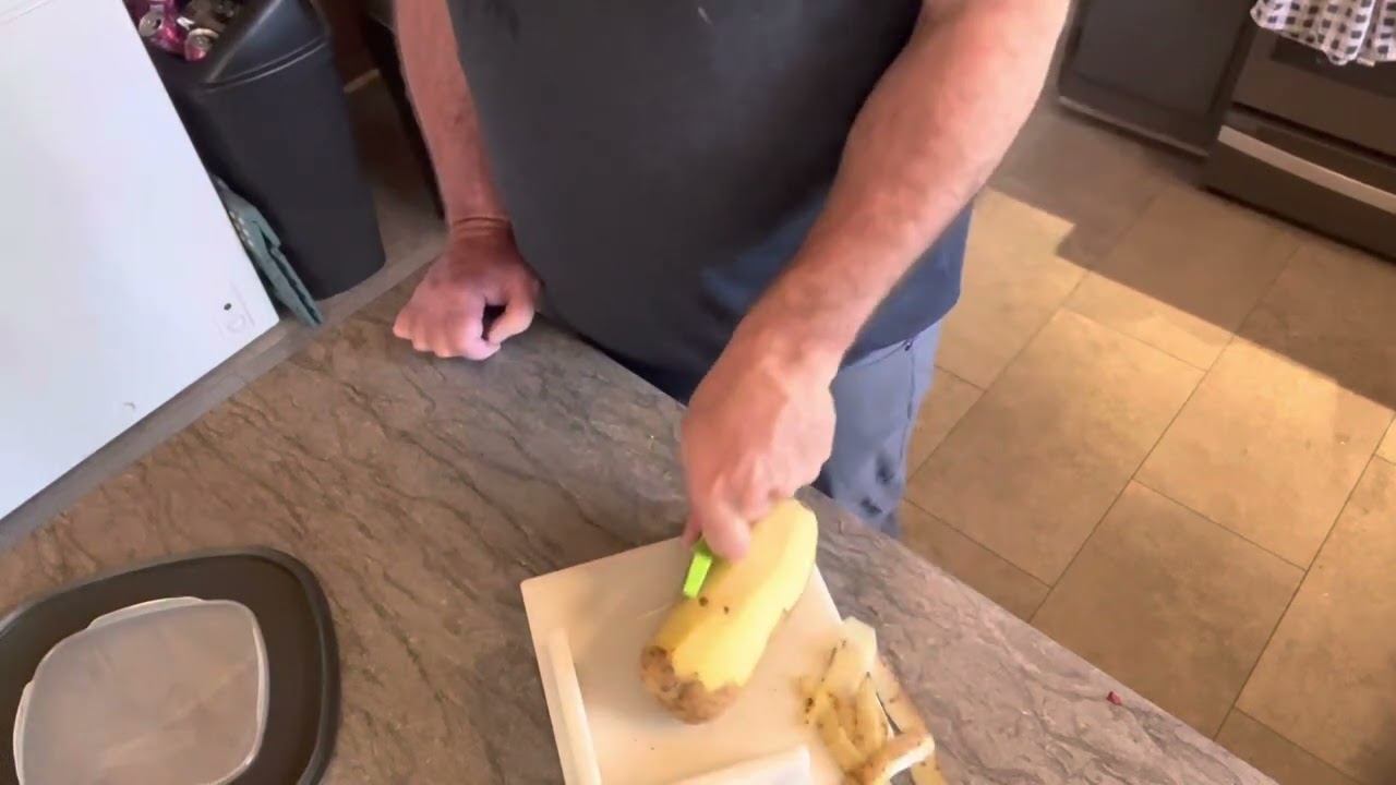 Single Handed Chef: Peeling potatoes