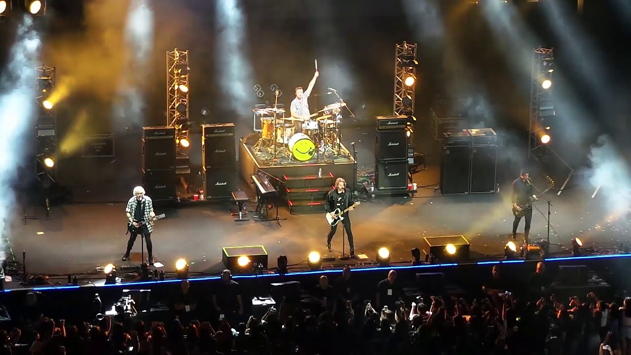 GOOD GIRLS (5 Seconds Of Summer | 2017 Momentum Live MNL)