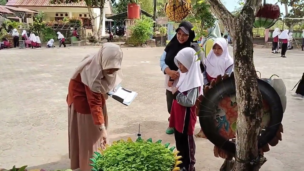 Penilaian Pengawas Gugus 4 Lomba Menghias Taman