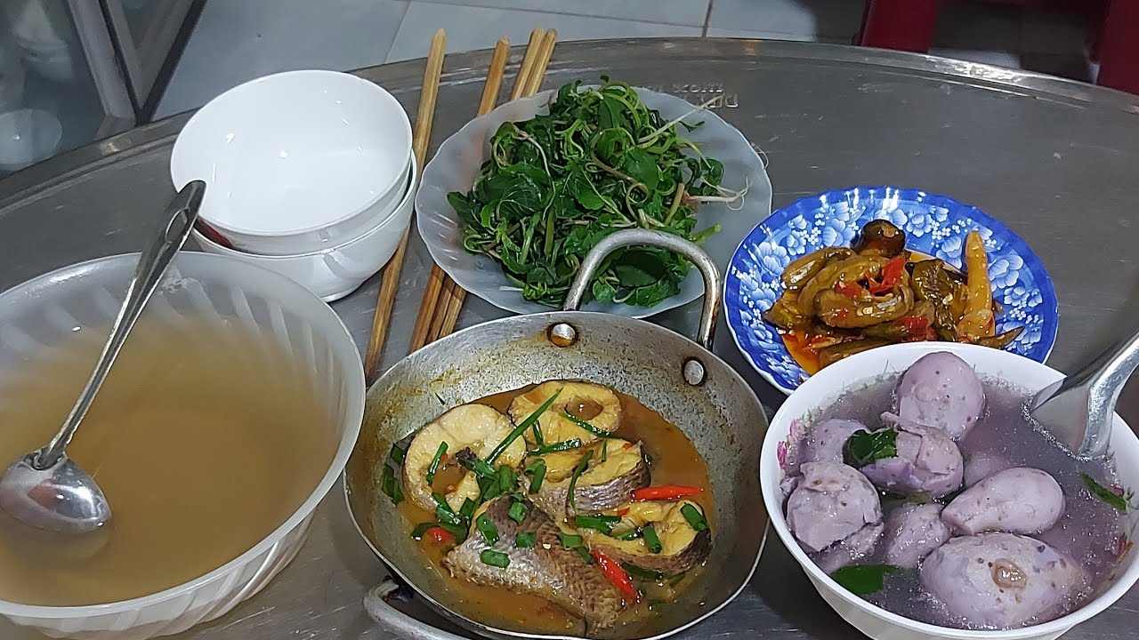 Ăn cơm rau luộc chấm cá đồng kho và lấy nước làm canh rất ngon luôn 