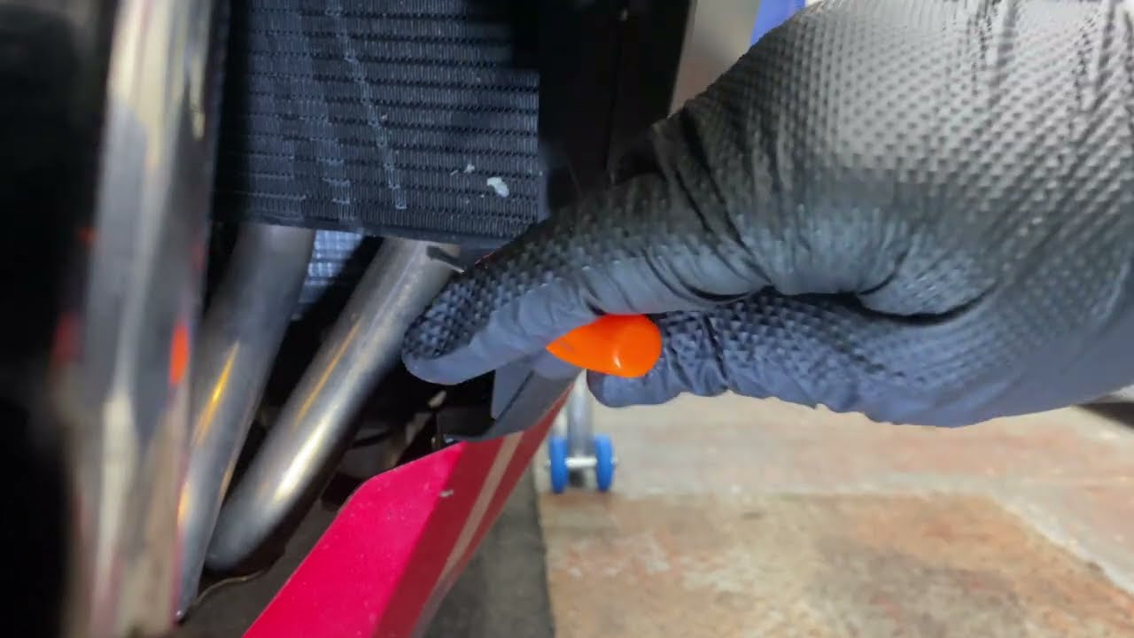 HOW TO REMOVE THE FAIRING AND RAISE THE FUEL TANK ON A SUZUKI GSX-S 1000 GT