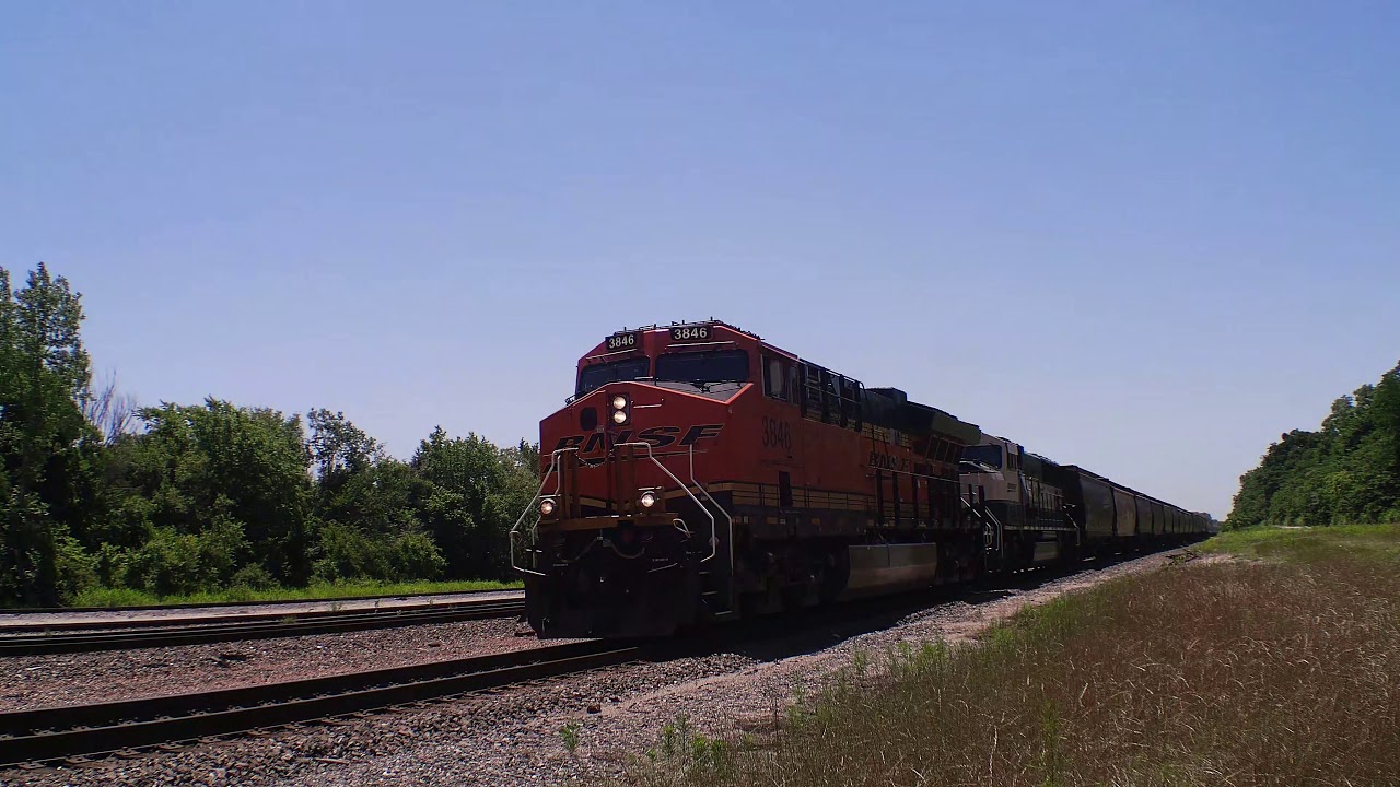 A 5 train meet with a single leader intermodel and empty pipe train