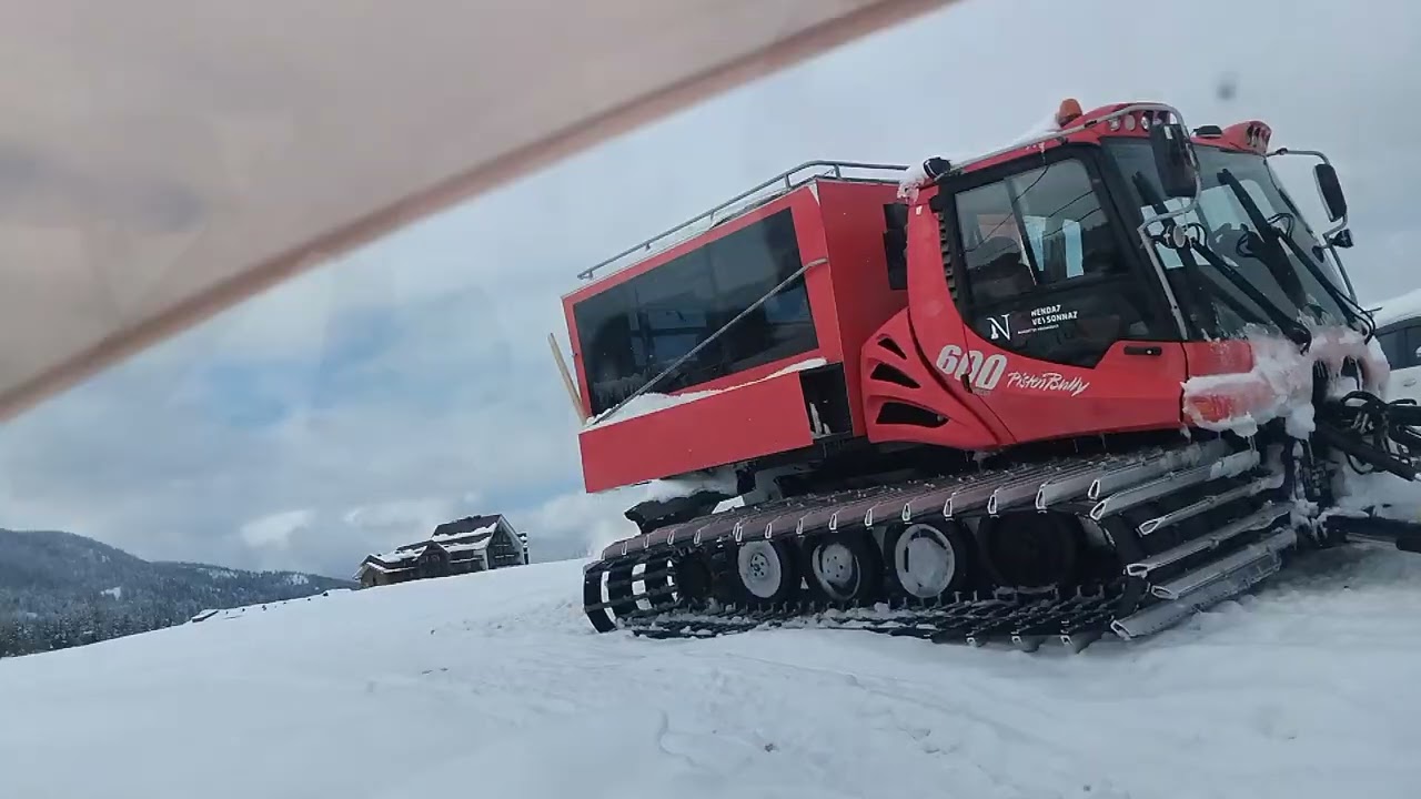 Хочу паказат сколка снег в горнолыжном в курорте.