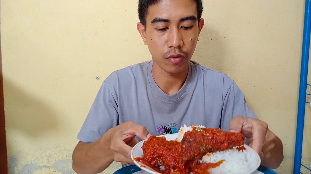 MAKAN IKAN GORENG BALADO BUATAN ISTRI 🤤 ..