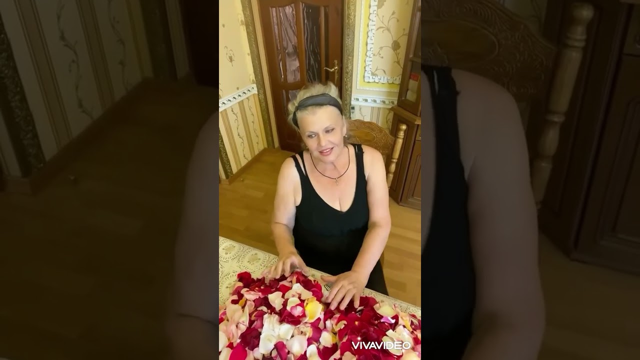 Сделала масло из лепестков роз!!!!👍🏻😊Даже в 60+ надо ухаживать за собой)))💪✌️