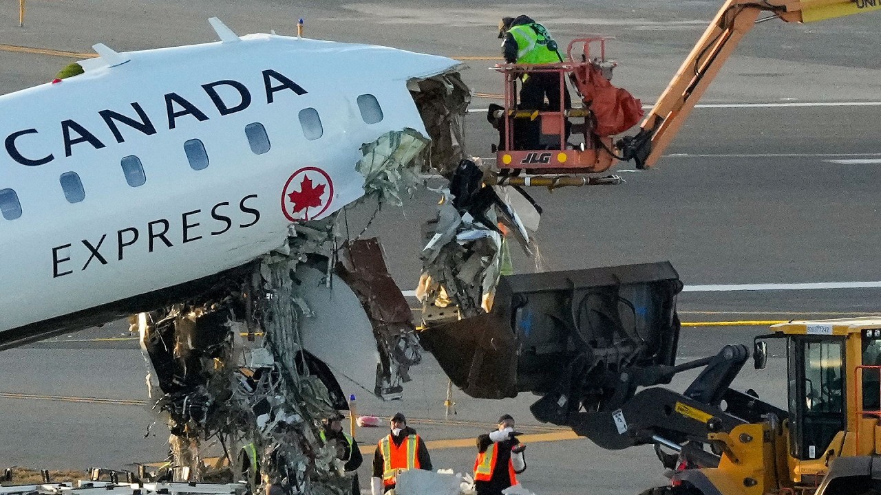 NTSB вступает во второй день расследования авиакатастрофы в аэропорту ЛаГуардия.