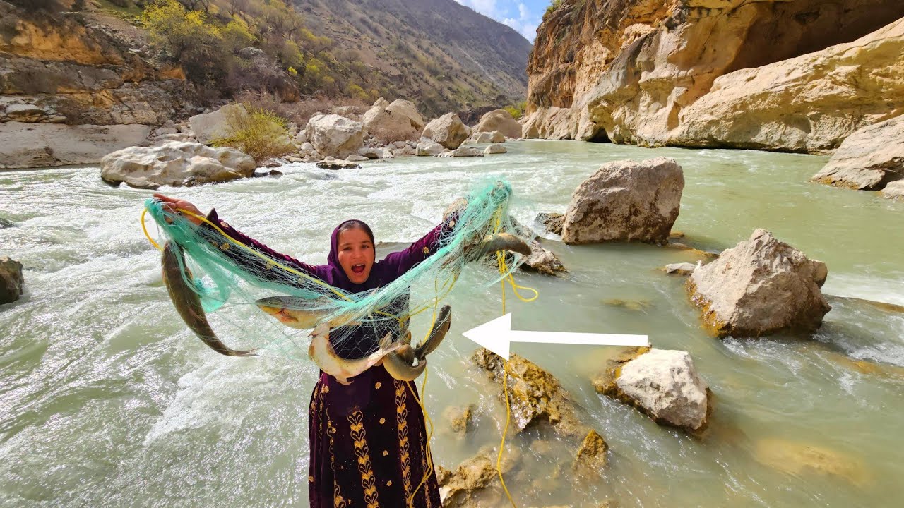 😱🎣Big Toba Hunt in the Roaring River! Catching Giant Fish and Cooking in Nature 🔥🐟