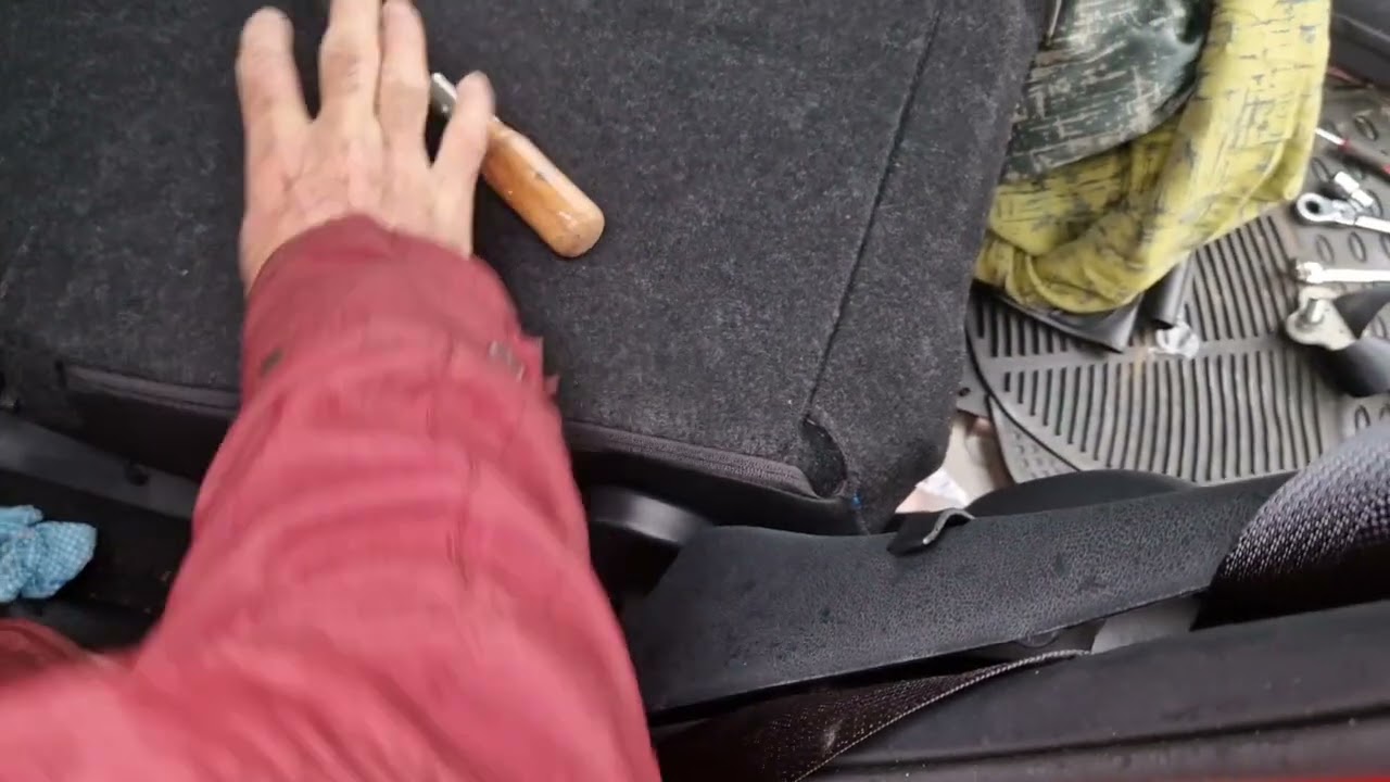 How to change Nissan leaf 2023 rear seat belts and car seat