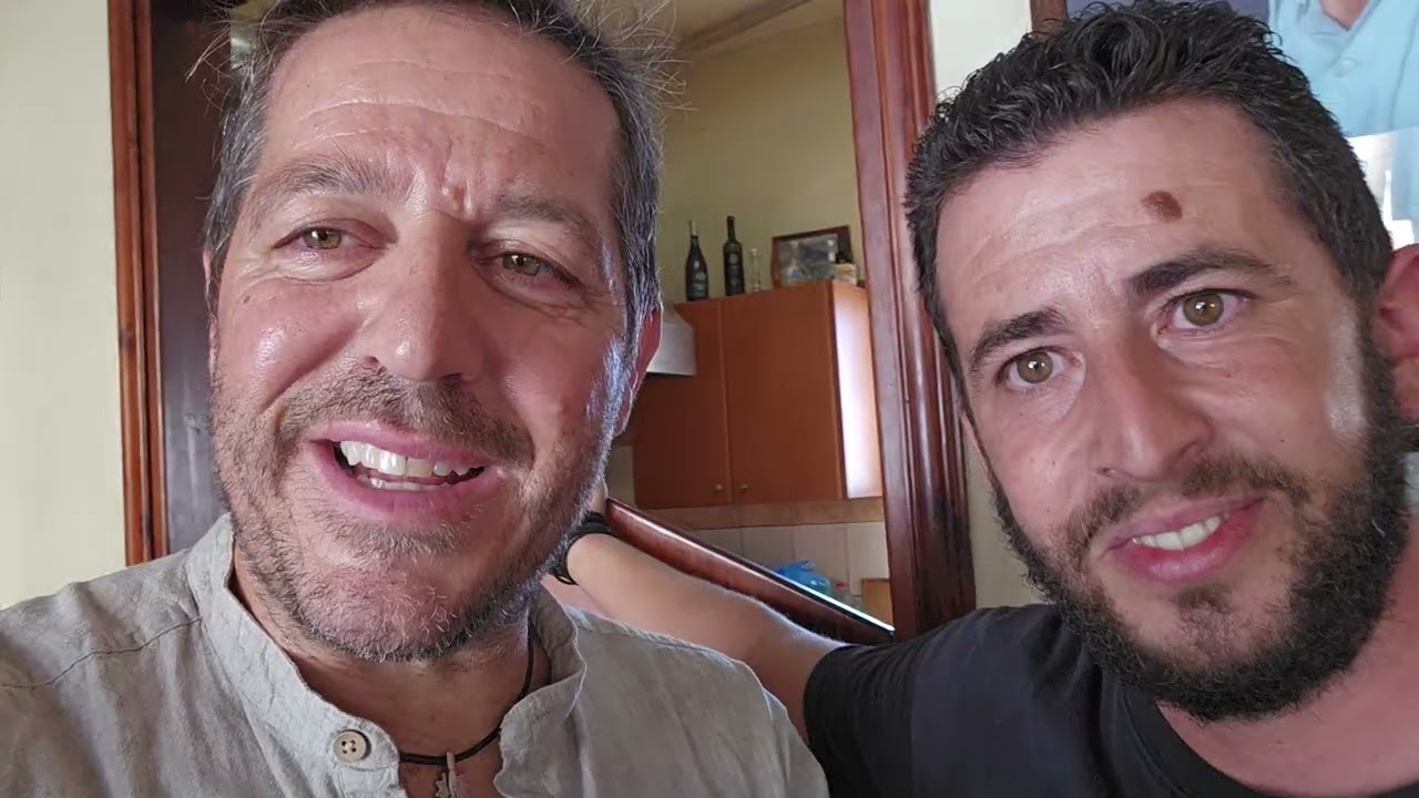 φιλοξενία στα χωριά της Κρήτης  Στο καφενείο του Καναλιού στον Άγιο Σύλλα