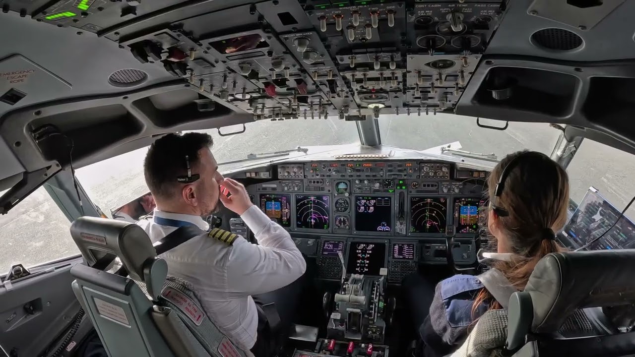 WHAT DOES A PILOT SEES DURING TAKE OFF?? Boeing 737 800 Cockpit View Departing From Bucharest