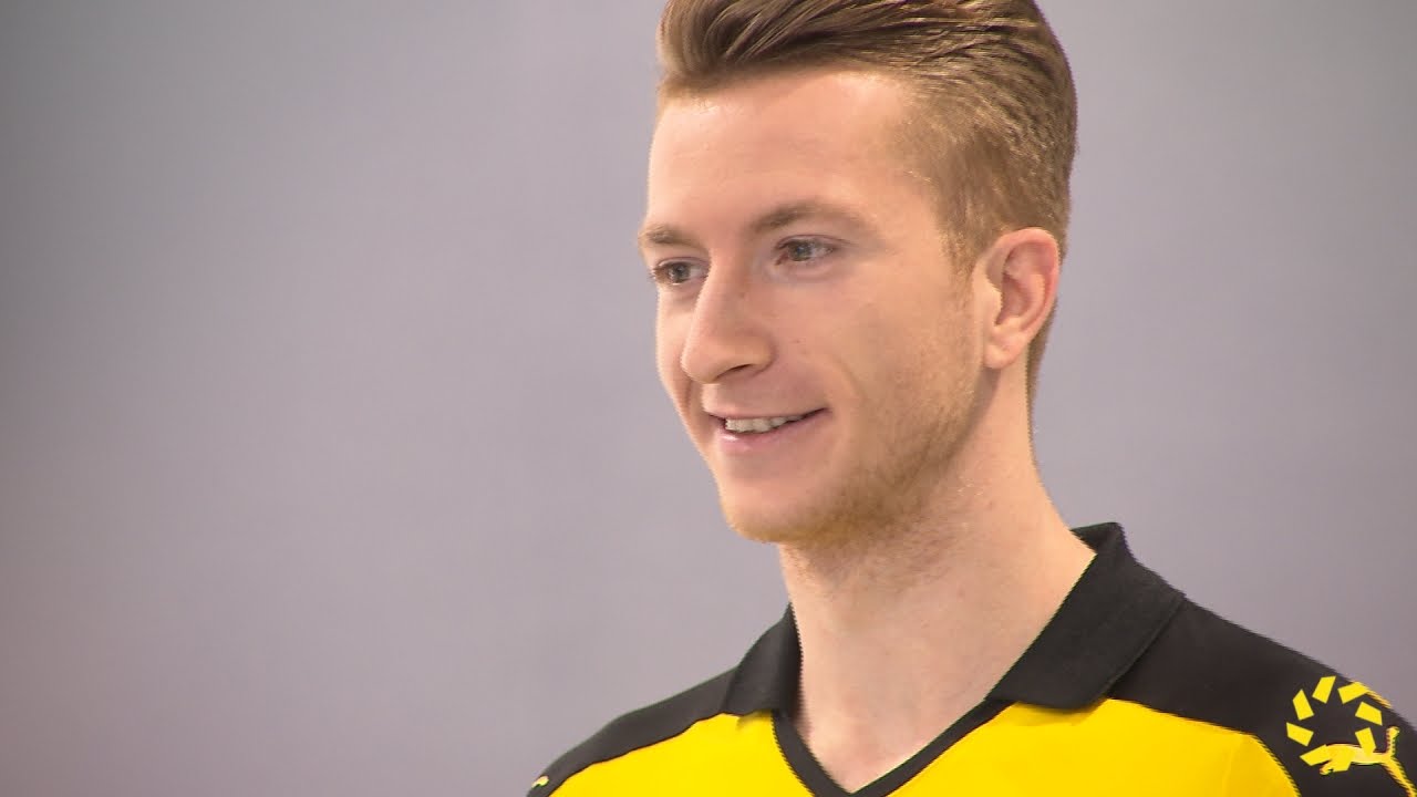 Marco Reus zeigt das neue BVB Trikot