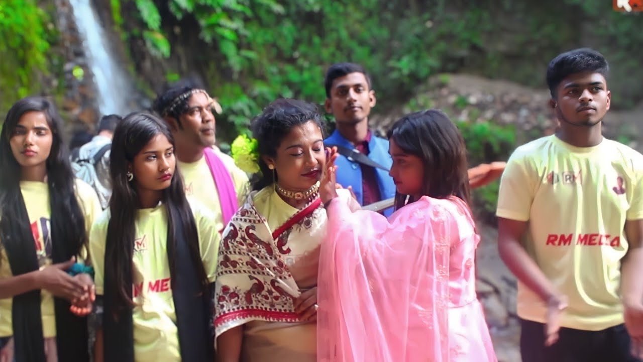 কক্সবাজারের হিমছড়ি ঝর্নায় গিয়ে  রিয়ামনি গাইল হৃদয়ের ছোঁয়া কষ্টের গান || সেই গানে সবাই কেঁদেছিল