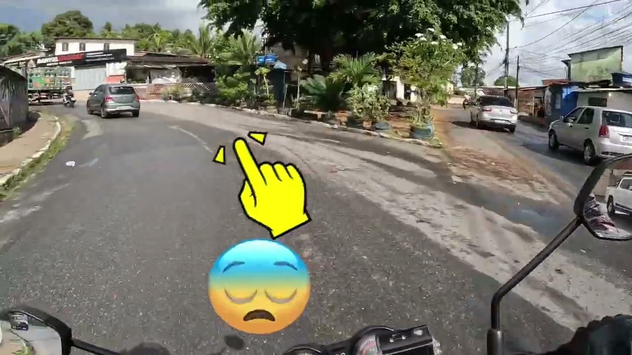 Motoqueiro se arriscando ultrapassagem pela direita 
