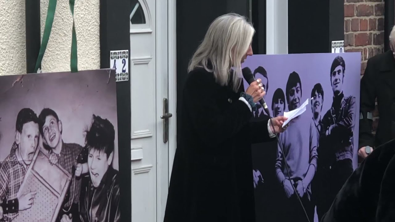 Germaine Valentine unvails the Hilton Valentine blue plaque tribute.