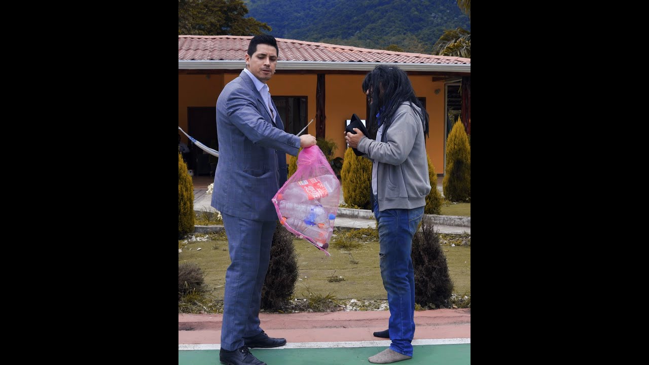Millonario hace trabajar a sus hijos para ense&ntilde;arles una lecci&oacute;n de humildad