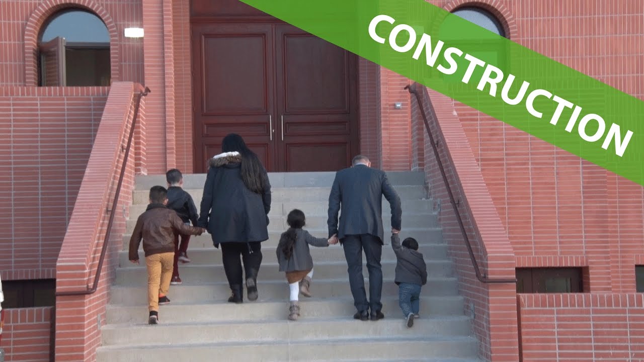 Une famille découvre pour la première fois l'église Saint-Jean-Apôtre des chaldéens