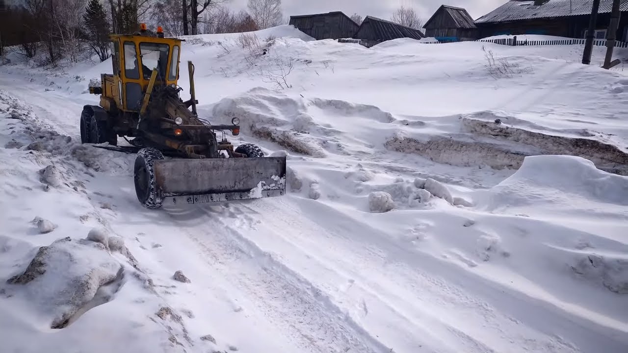 Грейдер чистит дорогу / Работа грейдера / Тайна тракториста.