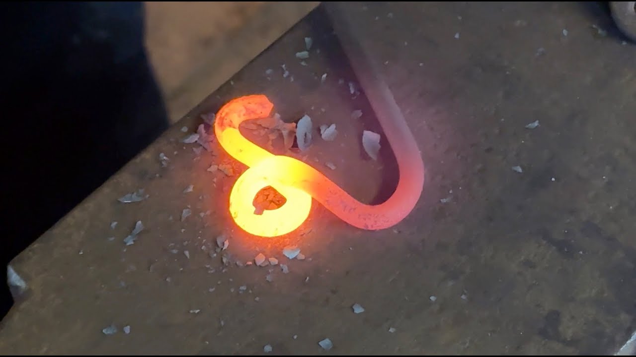 kleine Helfer beim Schmieden