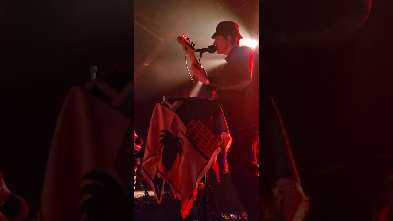 Homeshake's Peter Sagar plays the encore (Change and Haircut Live)