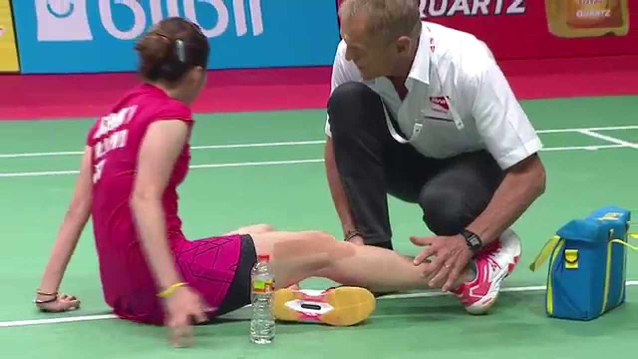 Ratchanok Intanon Injury at TOTAL BWF World Championships 2015 Badminton Day 4 R16
