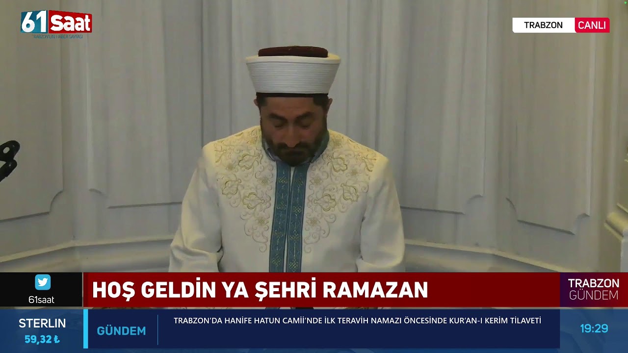 Trabzon’da Hanife Hatun Camii’nde ilk teravih namazı öncesinde Kur’an-ı Kerim tilaveti