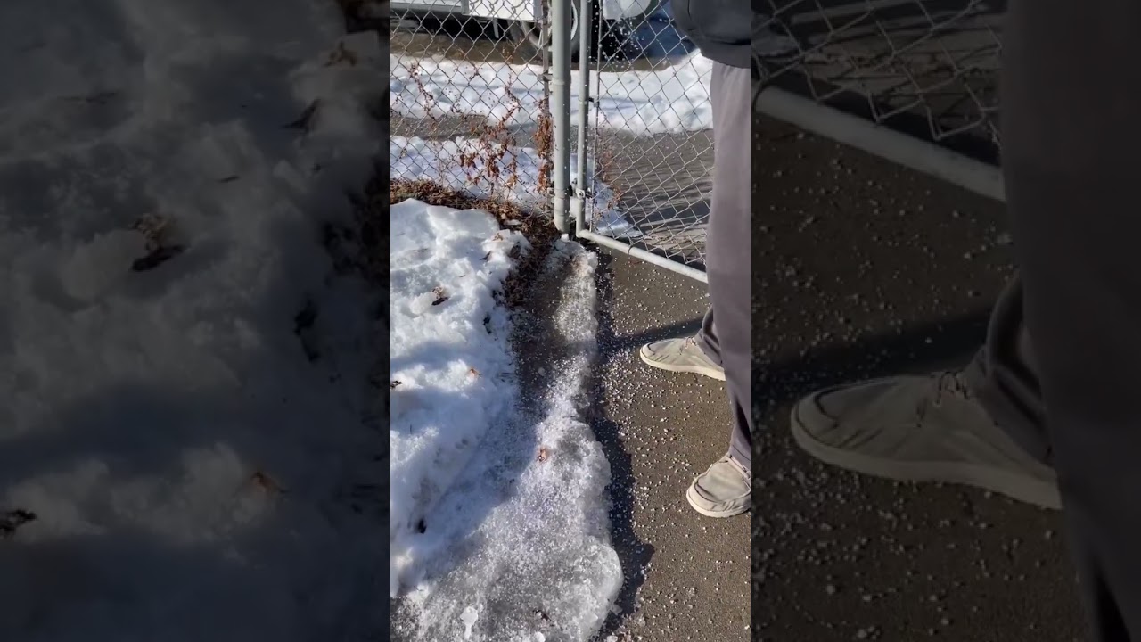 Посыпание земли солью для растапливания снега.