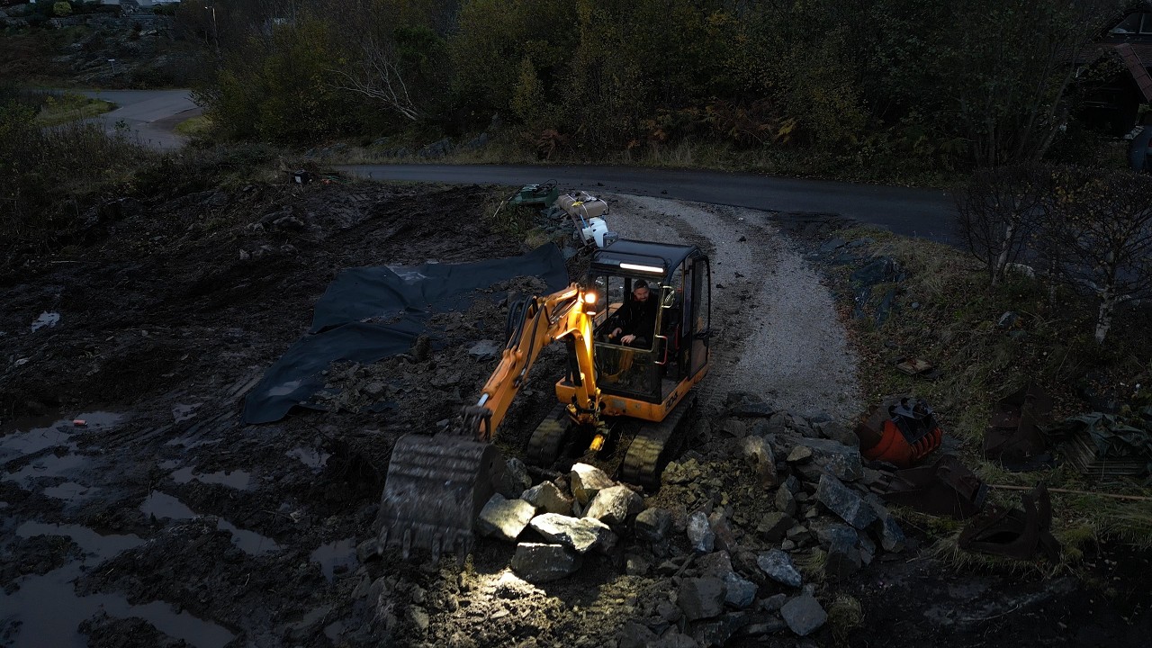 Копаем грязь экскаватором JCB | Я чуть не угробил машину | Новая палатка для гаража и многое другое