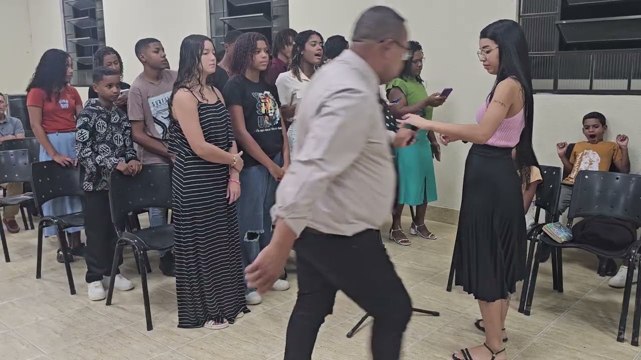 Grupo jovem, louvando ao senhor. 