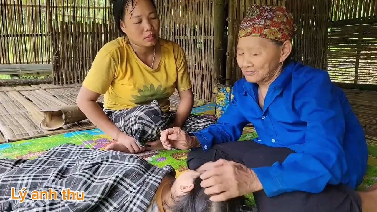 Phuong Anh is very happy to see the old man and his mother helping each other
