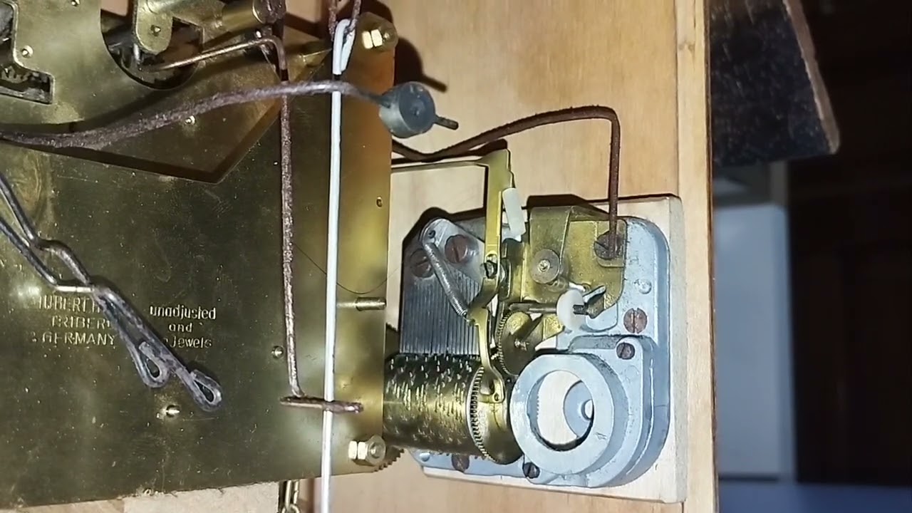 Cuckoo clock Music box ://