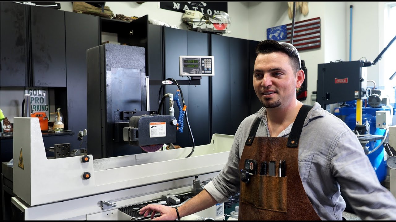 Джонни Б. и его гаражная мастерская.