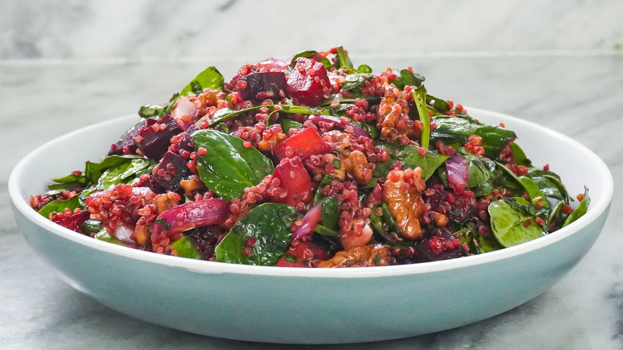 Рецепт салата из киноа, свеклы и шпината для вегетарианцев и веганов 🥗 💪