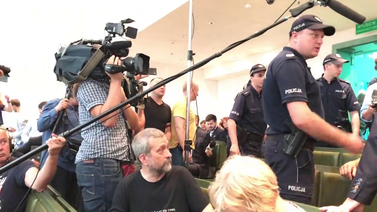 Awantura w Sądzie Najwyższym. Mężczyzna próbował zabrać broń policjantowi