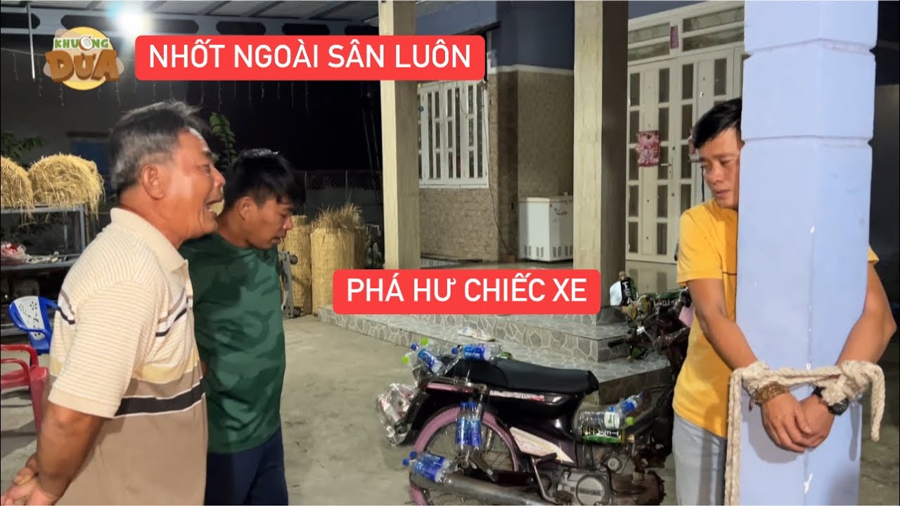 Khương Dừa hối lỗi mang xe ba vợ đi tân trang nhưng gây họa lớn nên bị nhốt ngoài sân