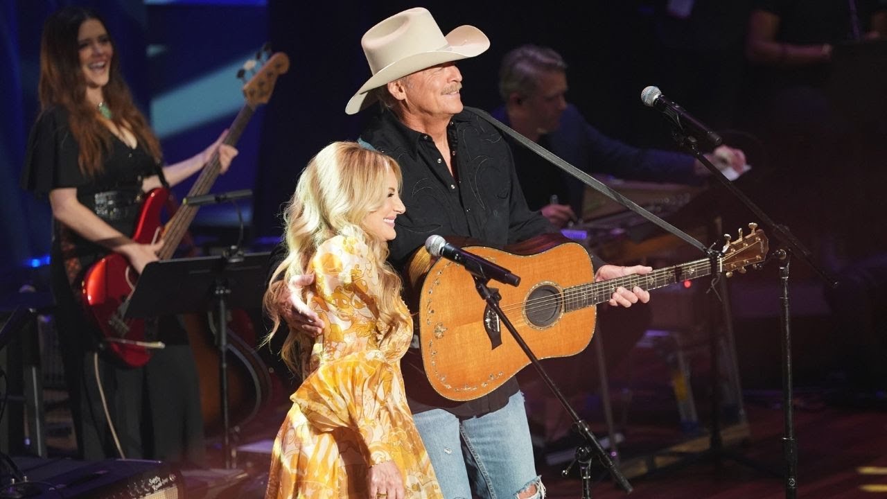 Lee Ann Womack & Alan Jackson - Louisiana Woman, Mississippi Man (Live at 14th Annual ACM Honors)