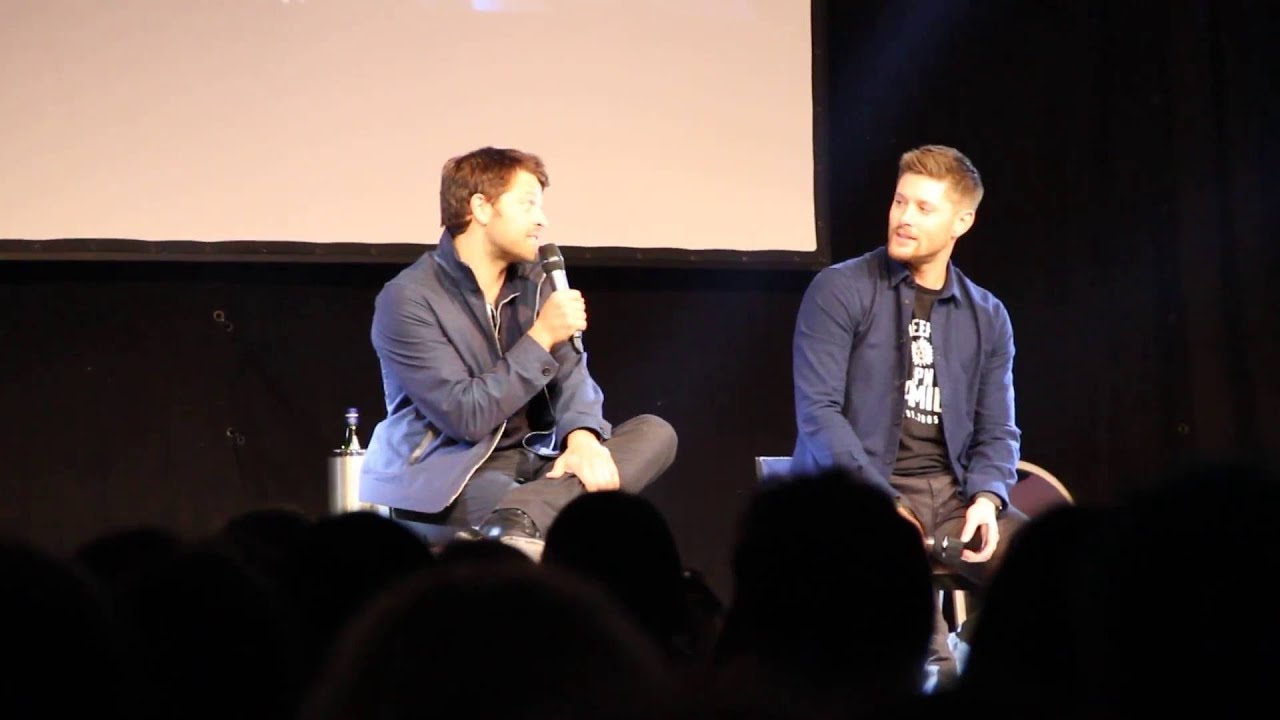 Jensen reading a script with his Castiel impression (JIBCon 2016)