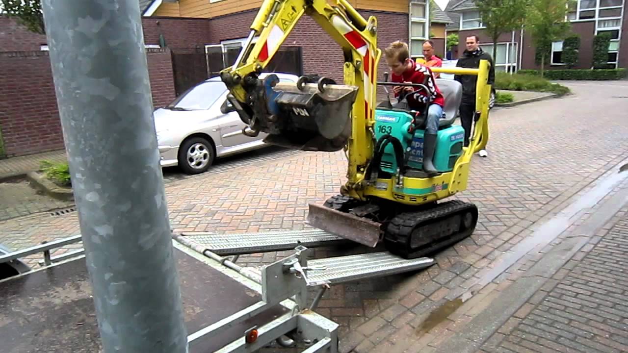 jongen op minigraver yanmar sv 08
