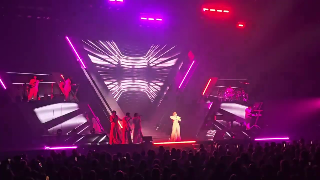 Vitaa - Une fille pas comme les autres - Bruxelles le 20 décembre 2024 .