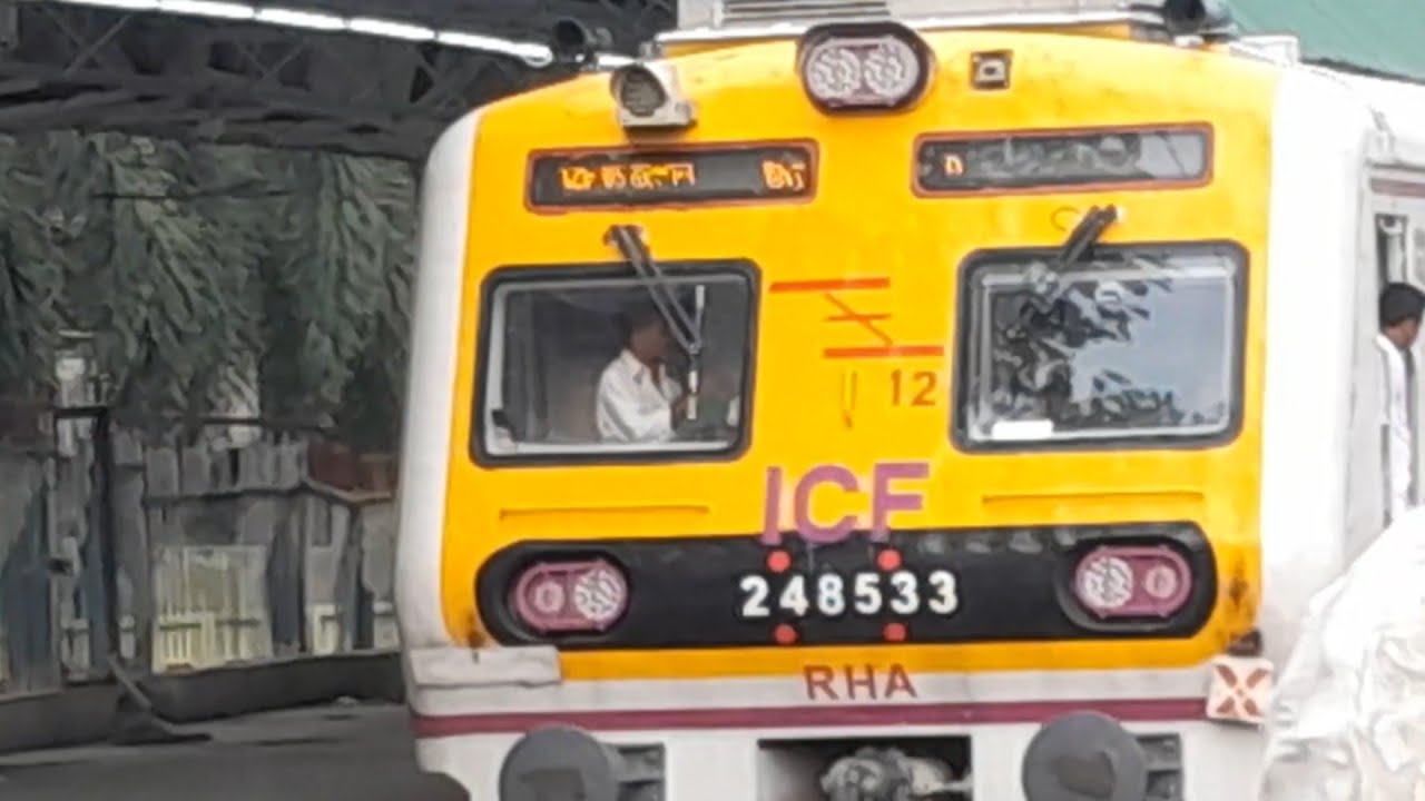 Local Train Arrival and Departure from Sealdah Station on Durga Puja 2024. West Bengal.