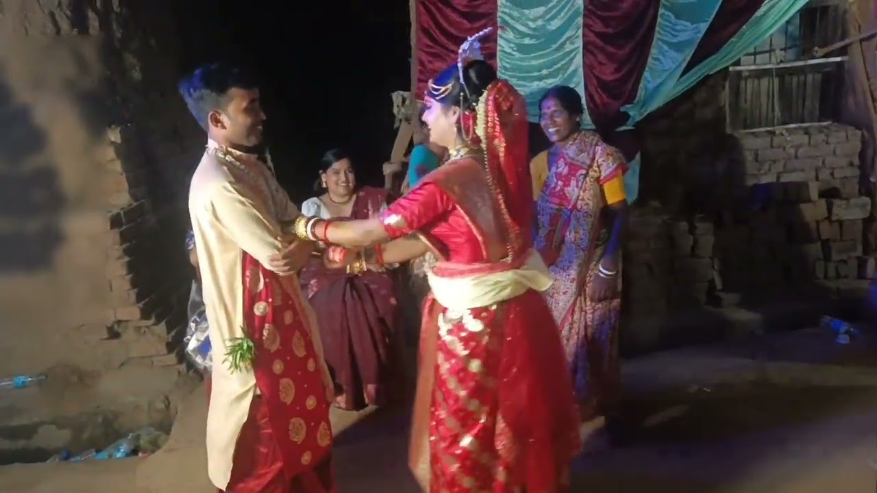 বর যখন লাজুক হয় তখন কনেই নেচে আসর জমিয়ে তোলে।❤️