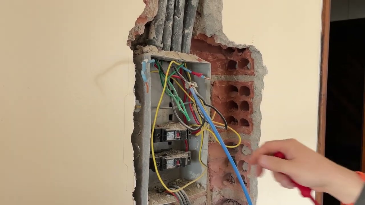 Tirando o Quadro de Distribuição de Circuitos Antigo