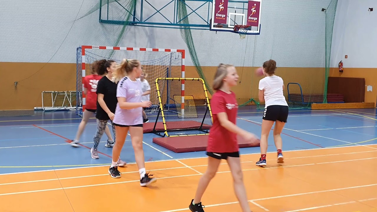 Doskonalenie podań i chwytów przy użyciu reboundera w piłce ręcznej.