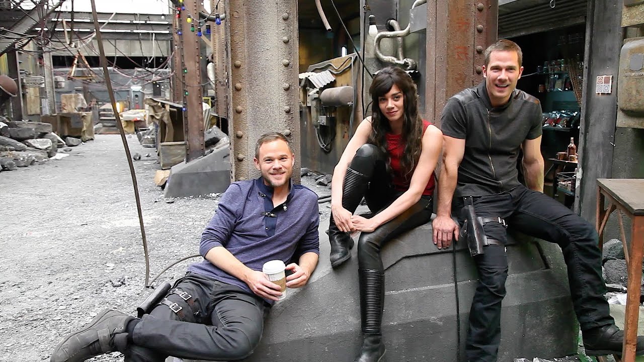 On set with the stars of 'Killjoys'