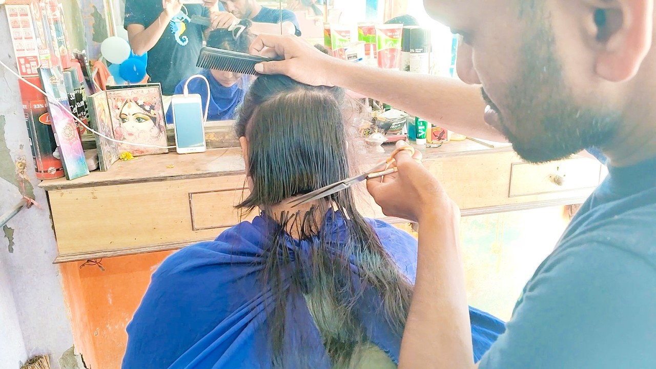 Индийская женщина в уличном мужском барбершопе 💈