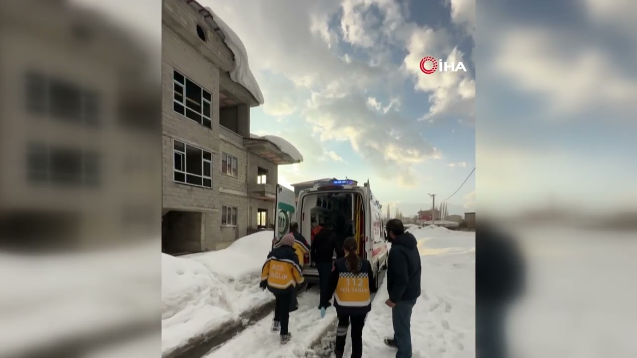 Kar temizliği yaparken çatıda asılı kaldı