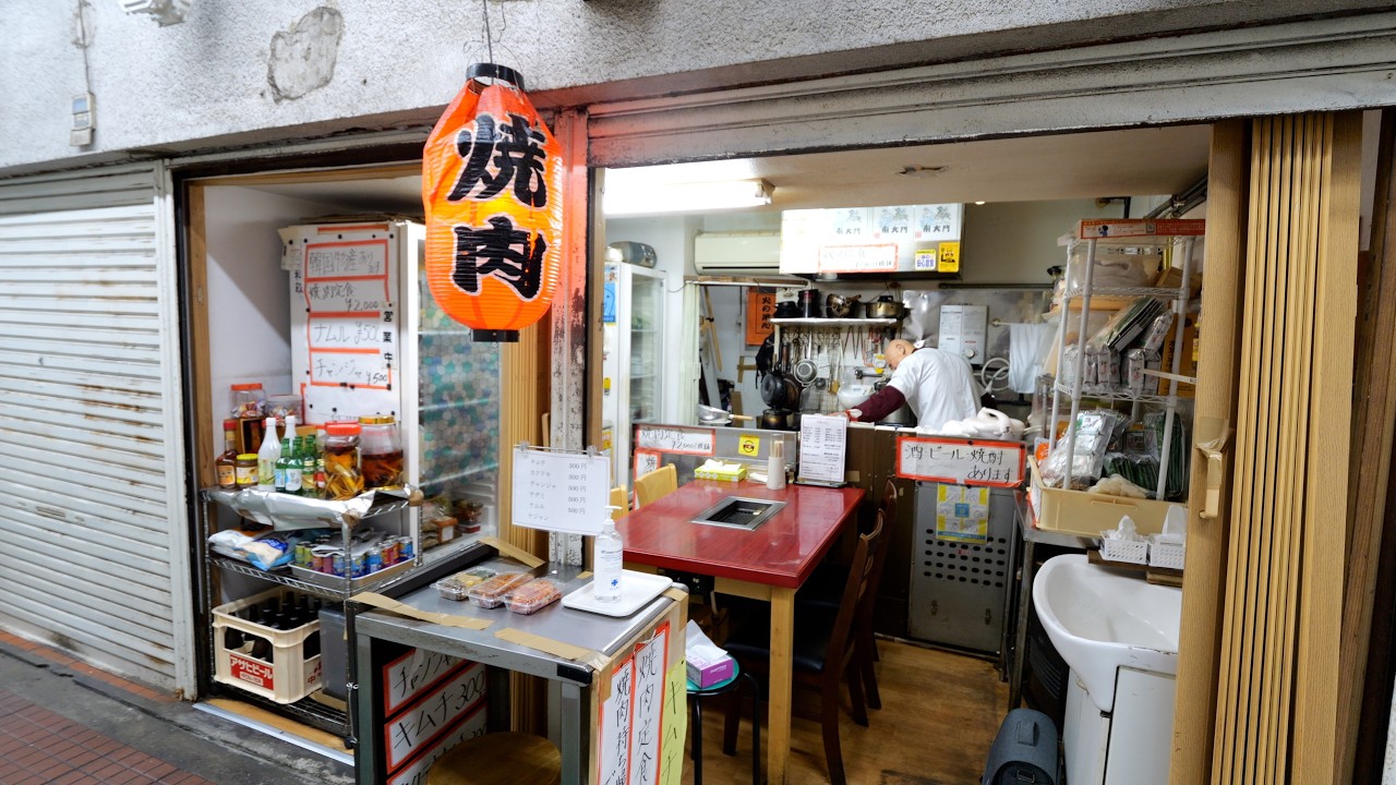 ８５歳の店主が一人で守る「日本一小さくて温かい焼肉店」。大病を乗り越え、厨房に立ち続ける本当の理由