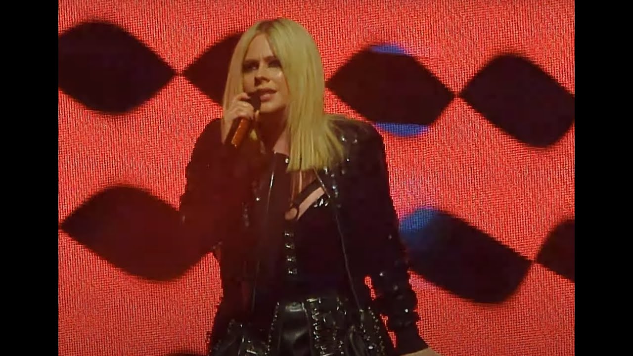 Avril Lavigne Bite Me (opening) - Live concert Brussels Belgium 2023 (04-05-2023) 4K